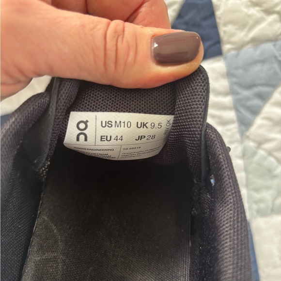 On Running Men's Black Athletic Shoes cloud 5. Size 10 - Picture 7 of 7